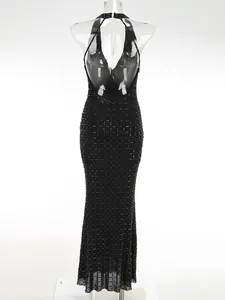 Détail du dos d'une robe de soirée dos nu noire avec un motif quadrillé en strass.