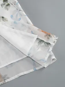 Vue détaillée de l'ourlet et de la doublure d'une robe longue en mousseline à fleurs