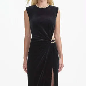 Gros plan sur une élégante robe de soirée noire en velours sans manches avec découpe
