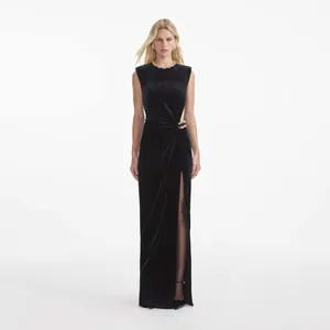 Élégante robe de soirée sans manches en velours noir avec découpe et fente haute.