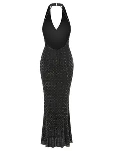 Vue arrière détaillée d'une robe longue dos nu noire sexy avec des strass argentés.