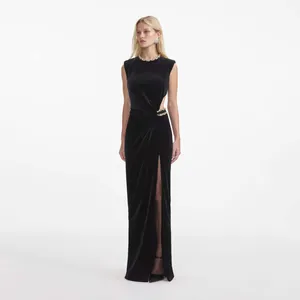 Robe de soirée élégante en velours noir sans manches avec découpe et chaîne dorée