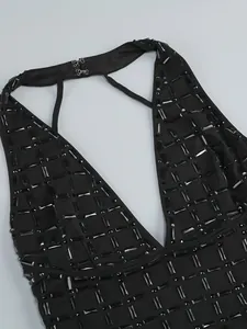 Vue détaillée d'une robe dos nu noire avec un motif de strass géométrique élégant
