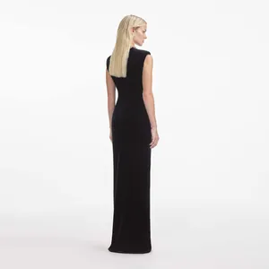Vue arrière élégante d'une robe de soirée longue et sans manches en velours noir chic