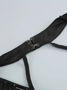 Vue détaillée de l'agrafe métallique au dos d'une robe de soirée noire à paillettes
