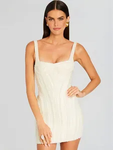 Elegante gebroken witte koker-mini-jurk met kralen ideaal voor luxe cocktailfeesten