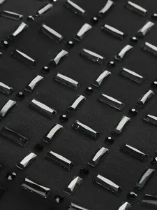 Détail macro de strass rectangulaires noirs sur une robe de soirée