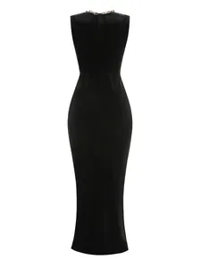 Vue arrière d'une robe maxi élégante en velours noir sans manches avec chaîne dorée
