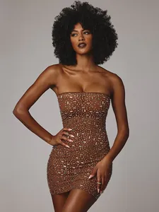 Abito mini bodycon marrone senza spalline decorato con strass scintillanti
