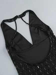 Vue détaillée d'une robe dos nu avec d'élégants ornements en strass noirs brillants