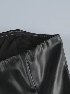 Λεπτομερές κοντινό πλάνο της πάνω άκρης και των ραφών σε μαύρο φόρεμα από δέρμα PU.