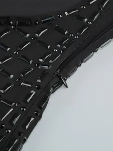 Vue détaillée d'une robe de soirée noire avec des strass complexes et une fermeture invisible