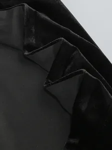 Gros plan détaillé de la texture du tissu velours noir avec des volants élégants sur robe