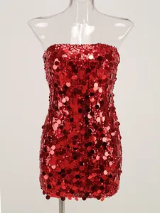 Primer plano del vestido palabra de honor de lentejuelas rojas para fiestas elegantes