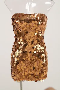Detalle del vestido mini ajustado sin tirantes con lentejuelas bronce para fiesta.