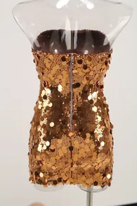 Vista trasera detallada de un vestido de fiesta sexy con lentejuelas doradas sin tirantes