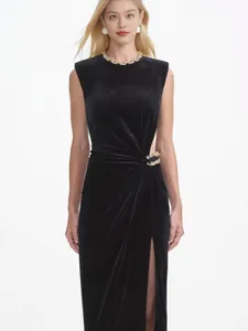 Robe de soirée élégante sans manches en velours noir avec découpe et chaîne dorée