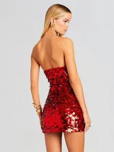 Vista detallada de un sexy mini vestido de lentejuelas rojas para fiestas de noche y gala.