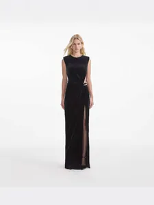 Robe de soirée élégante en velours noir sans manches avec fente haute et détail à la taille.