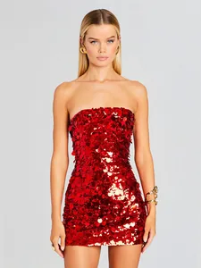 Detalle de un minivestido palabra de honor de lentejuelas rojas en una modelo profesional