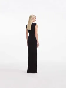 Robe de soirée longue sans manches en velours noir élégante avec une coupe moulante