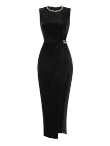 Robe midi élégante en velours noir sans manches avec décolleté en chaîne dorée