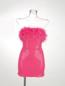 Vista detallada del vestido rosa de lentejuelas con adorno de plumas de avestruz