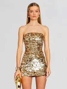 Detalle de minivestido dorado palabra de honor con lentejuelas grandes