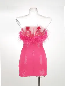 Vestido corto de lentejuelas rosa con elegantes plumas de avestruz en el escote