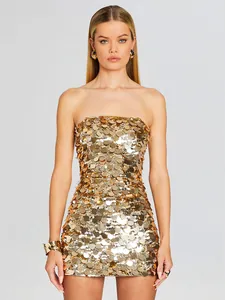 Detalle frontal de un glamuroso vestido de fiesta mini palabra de honor de lentejuelas doradas