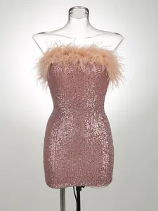 Detalle de un vestido rosa de lentejuelas con adorno de plumas de avestruz en el escote