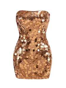 Detalle del vestido ajustado palabra de honor en oro rosa con lentejuelas brillantes