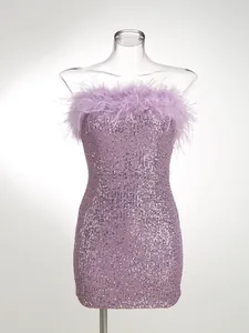 Elegante mini vestido de lentejuelas lavanda con lujoso ribete de plumas de avestruz