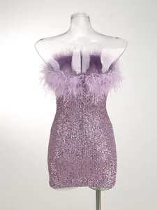 Vista detallada de minivestido lavanda de lentejuelas con adorno de plumas de avestruz.