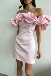 Elegante mini vestido de satén rosa con hombros descubiertos y volantes para fiestas.