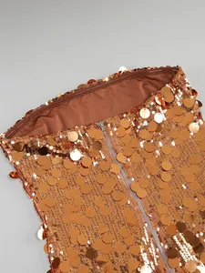 Detalle de un vestido palabra de honor con lentejuelas bronce y cremallera de calidad