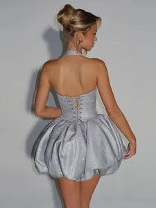 Vista posteriore di un mini abito a fascia argento glitterato con dettaglio corsetto.