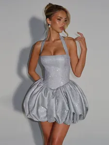 Elegante mini abito glitterato argento con scollo all'americana e gonna a palloncino