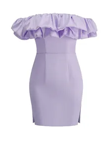 Vista detallada de la textura del vestido de cóctel lavanda con volantes y hombros caídos