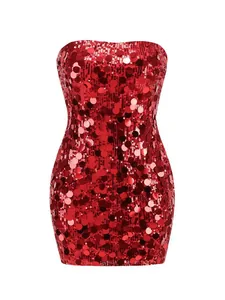 Vista detallada de la textura de lentejuelas rojas en un vestido de noche ajustado sexy