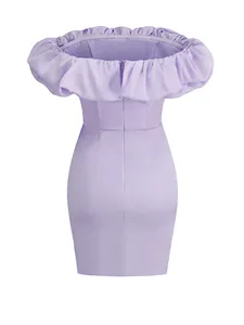 Vista trasera detallada de un elegante vestido lavanda con hombros descubiertos y volante