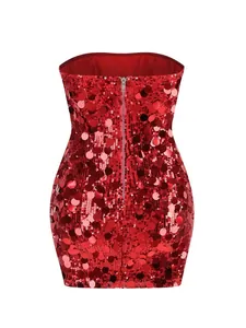 Vista posterior de un vestido palabra de honor rojo con lentejuelas y cremallera