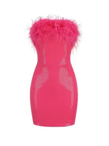 Vestido mini de lentejuelas rosa fucsia con plumas de avestruz