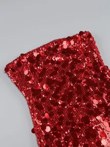 Primer plano de lentejuelas rojas brillantes en un elegante vestido de fiesta