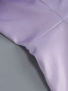 Detalle de cerca de tela de raso lavanda suave y costuras precisas en un vestido elegante
