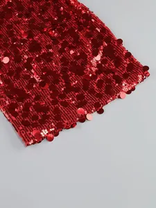 Primer plano detallado de lentejuelas rojas en tela de vestido de noche elegante