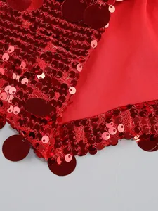 Primer plano detallado de las lentejuelas redondas rojas brillantes de un vestido de noche.