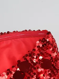 Primer plano detallado del escote del vestido rojo de lentejuelas con silicona