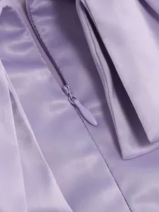 Primer plano detallado de una cremallera invisible en un vestido de satén morado