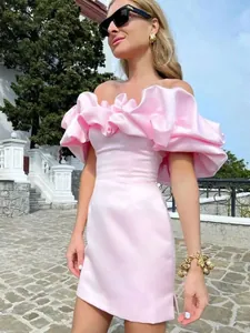 Elegante mini vestido rosa con volantes y hombros descubiertos con acabado satinado para mujer
